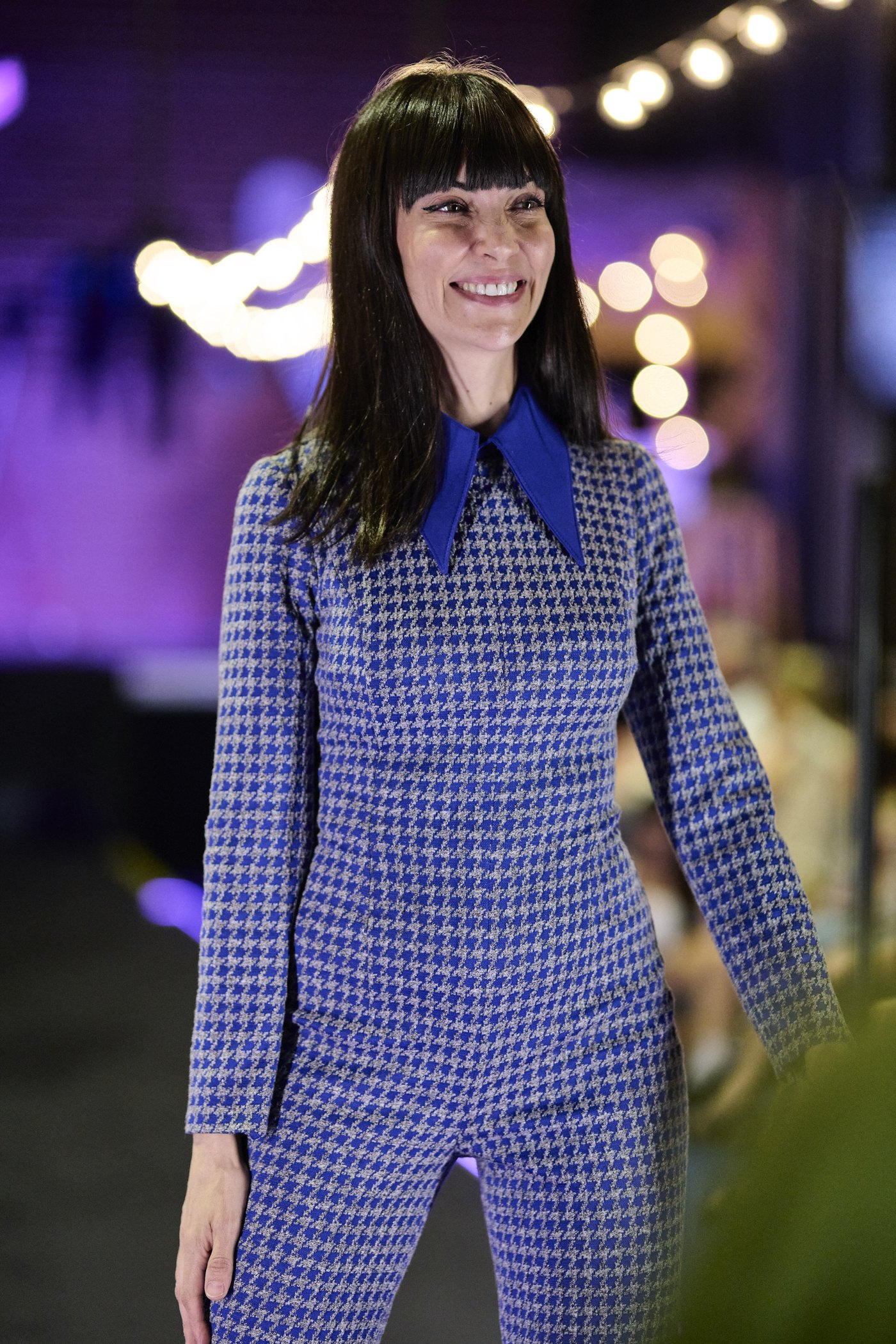 Gema Sánchez, diseñadora de Mía Möll, con el Mono Pata de Gallo