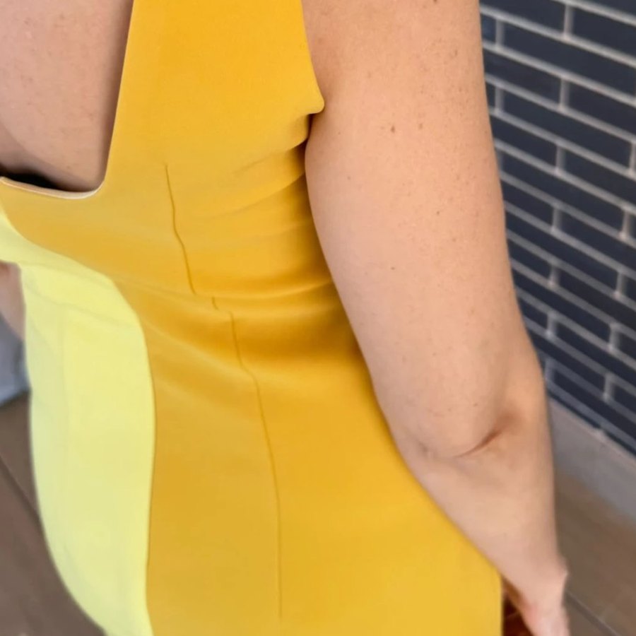 Espalda del Vestido Dos Colores amarillo, foto real