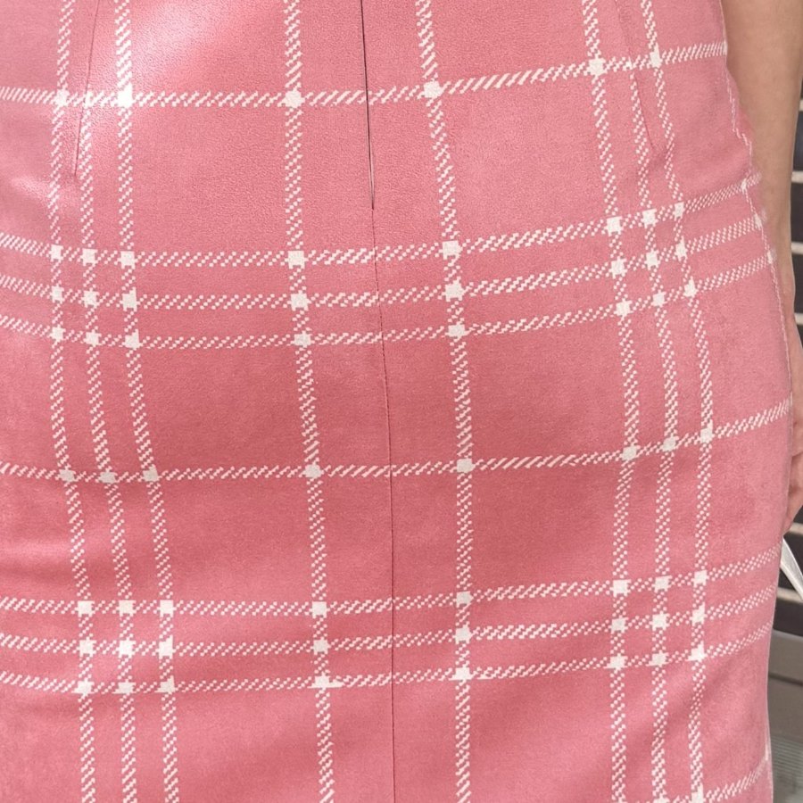 Cuadros rosas de la falda del Conjunto Lápiz